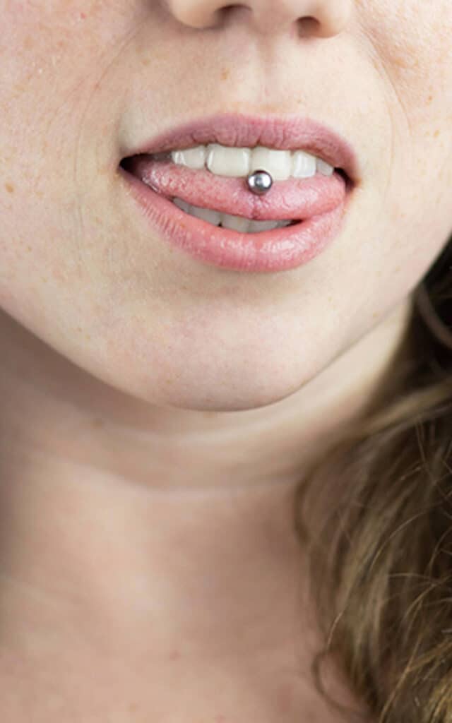 Sierkussen Piercing pour l'intérieur - Femme avec langue et piercing percés  - 50x30 cm