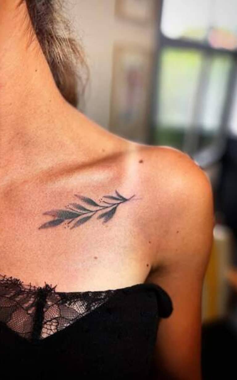 Tatouage clavicule pour femme Idées, inspiration, prix et entretien Les Lionnes